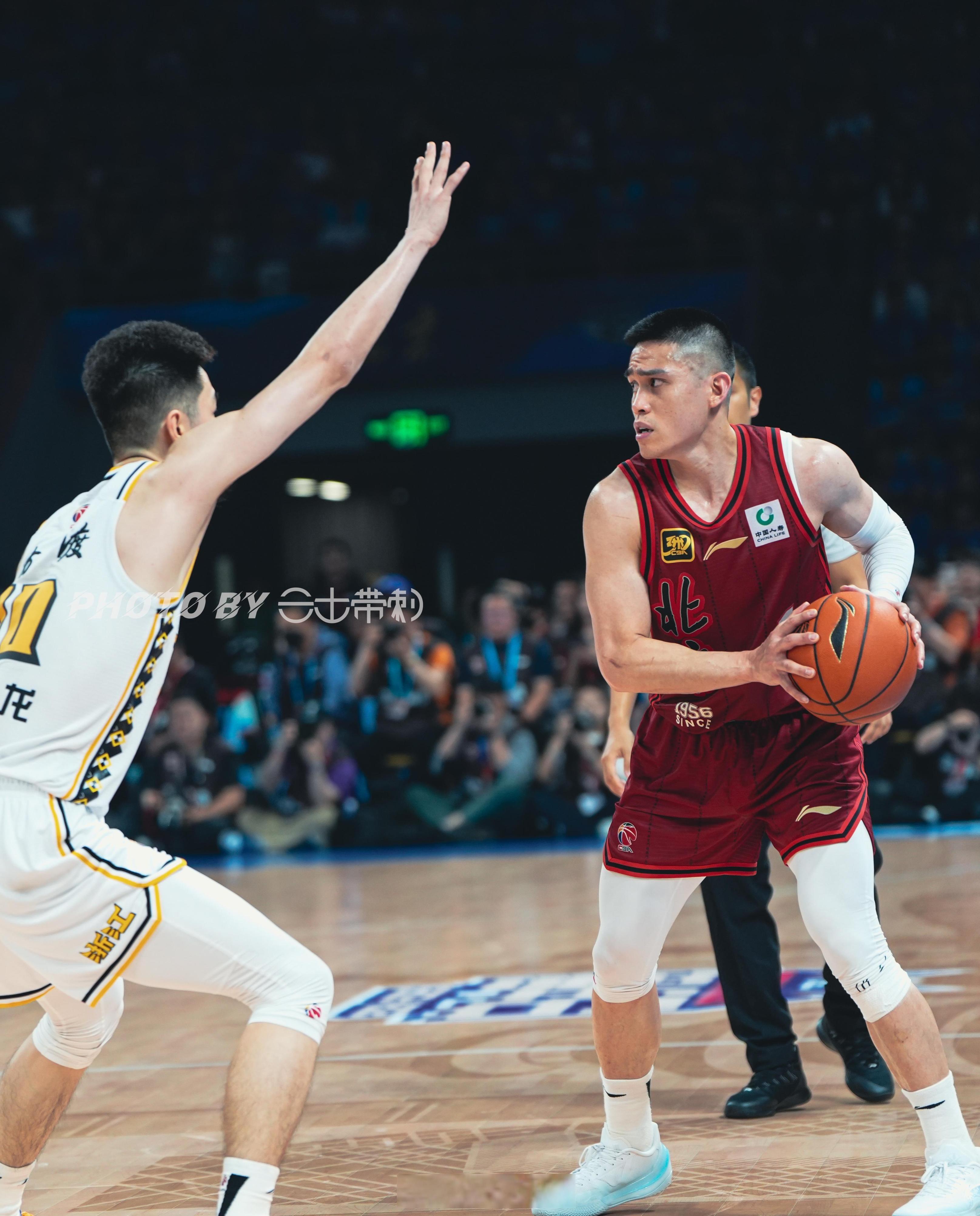 包含赛地聚焦：NBA常规赛转会期热度飙升；广厦男篮篮板制胜；球迷炸锅；数据趋势出现新变化的词条-爱游戏娱乐